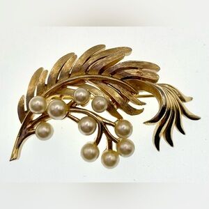 Vintage 1960s Crown Trifari Brooch Pin Brushed Gold Tone Faux Pearls Leaf Signed